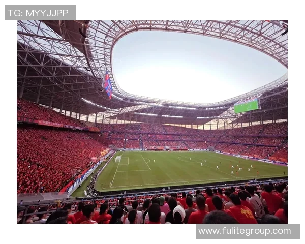 足球场突发爆炸事件引发恐慌球迷安全受到严重威胁与关注