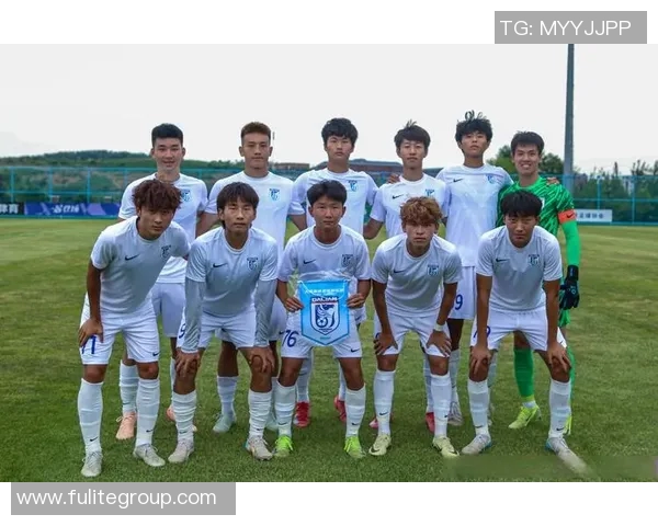 重庆力帆足球队奋勇拼搏展现团队精神力争在新赛季取得佳绩